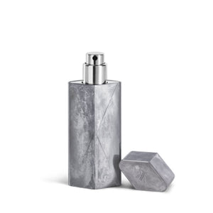 Maison Francis Kurkdjian Paris - Globe Trotter - Zinc Edition metallischer Parfümzerstäuber mit Magnetverschluss und skulpturalem Design