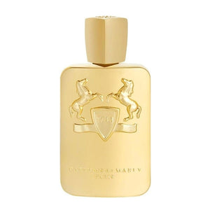 Parfums de Marly - Godolphin goldener, rechteckiger Flakon mit erhabenen Pferdemotiven und sechseckigem Verschluss vor weißem Hintergrund
