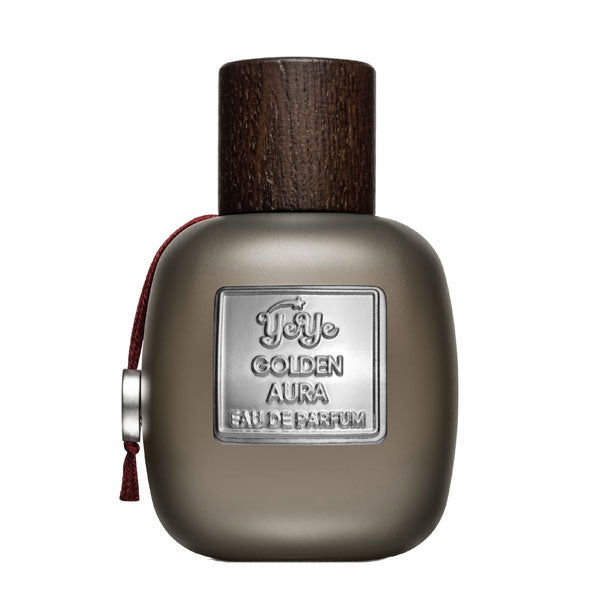 YeYe Parfums - Golden Aura Parfümflakon mit mattem, sandfarbenem Finish und dunkelbraunem Holzverschluss vor weißem Hintergrund