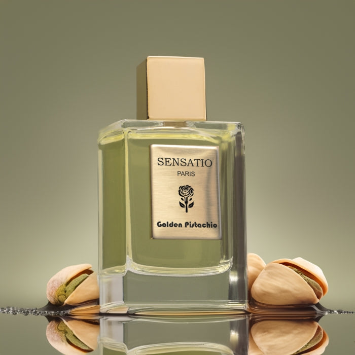 Sensatio Paris - Golden Pistachio Flakon mit goldenem Etikett umgeben von Pistazien auf sanft grünem Hintergrund