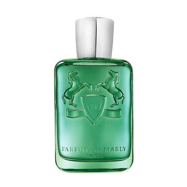 Parfums de Marly - Greenley Duftflakon in grün mit silberfarbenem Verschluss und geprägtem Pferdemotiv vor weißem Hintergrund