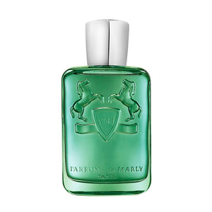 Parfums de Marly - Greenley Duftflakon in grün mit silberfarbenem Verschluss und geprägtem Pferdemotiv vor weißem Hintergrund