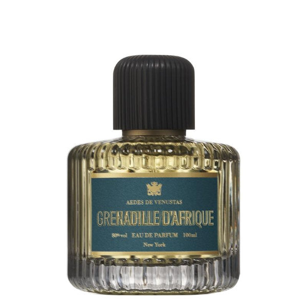 Aedes de Venustas - Grenadille d'Afrique Parfumflakon mit geriffeltem Glas und dunkelgrünem Etikett vor weißem Hintergrund