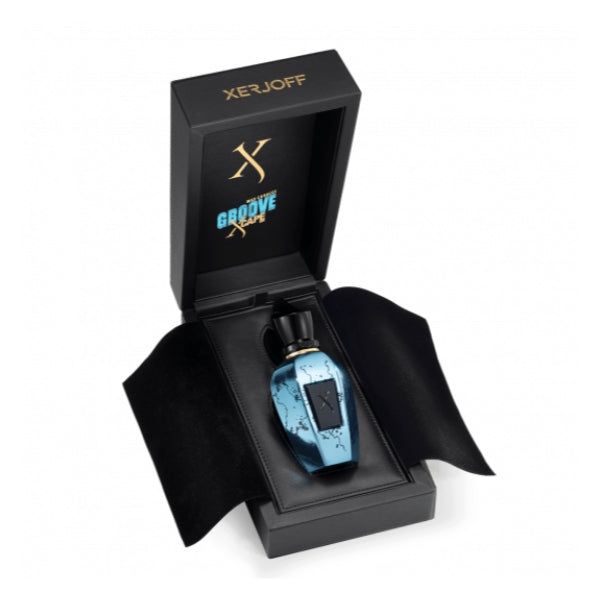 Xerjoff - Blends - Groove Xcape zeigt blauen Flakon mit schwarzem Verschluss in luxuriöser schwarzer Geschenkbox mit goldener Beschriftung