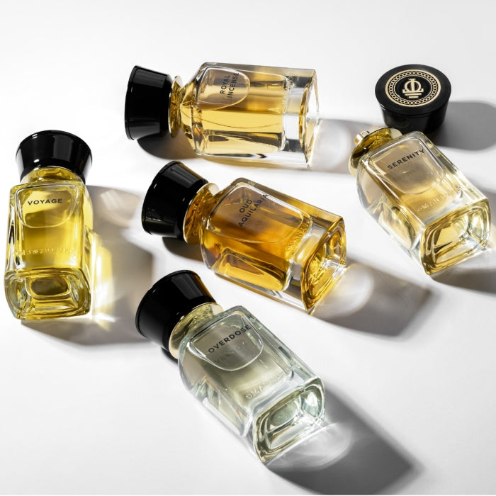 Omanluxury - Flowerlush Parfümflakon mit goldenem Duft in stilvollem Glasflakon mit schwarzem Verschluss vor weißem Hintergrund