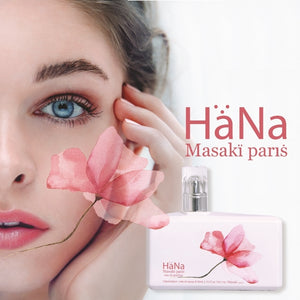 Masakï Matsushïma - HaNa Flakon mit zartem rosa Blumenmotiv vor Nahaufnahme eines Gesichts mit blauen Augen