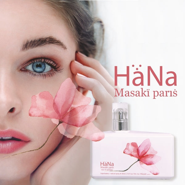 Masakï Matsushïma - HaNa Flakon mit zartem rosa Blumenmotiv vor Nahaufnahme eines Gesichts mit blauen Augen