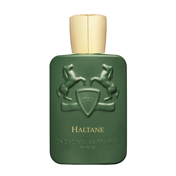 Parfums de Marly - Haltane Flakon in mattem Grün mit erhabenen Pferdemotiven und goldenem Verschluss vor weißem Hintergrund