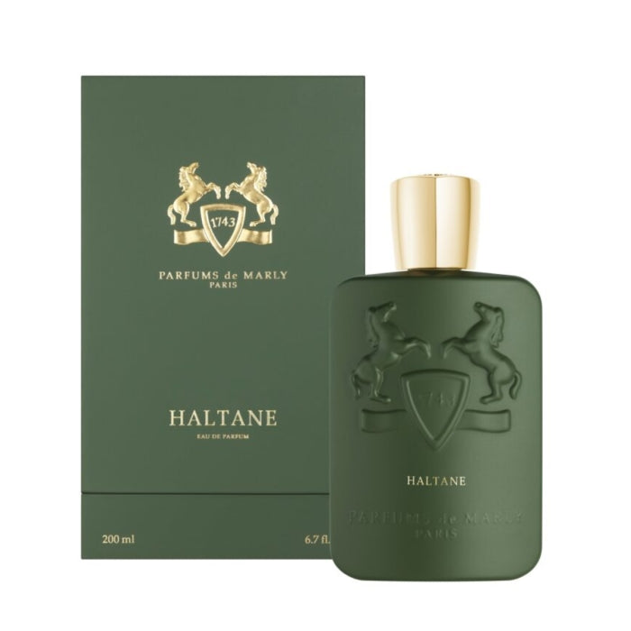 Parfums de Marly - Haltane Flakon in mattem Grün mit erhabener Pferdeapplikation und goldenem Verschluss vor weißem Hintergrund