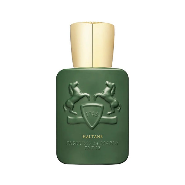 Parfums de Marly - Haltane Flakon in sattem Grün mit erhabener Pferdedekoration und goldenem Verschluss vor weißem Hintergrund