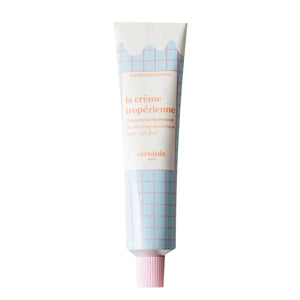 Versatile - La Crème Tropézzienne - Handcream in pastellblauer Tube mit zartem karomuster und rosa Verschluss