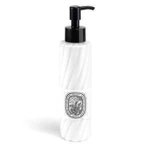 Diptyque - Eau Rose - Hand & Body Lotion in weißer, eleganter Flasche mit schwarzem Pumpspender vor weißem Hintergrund