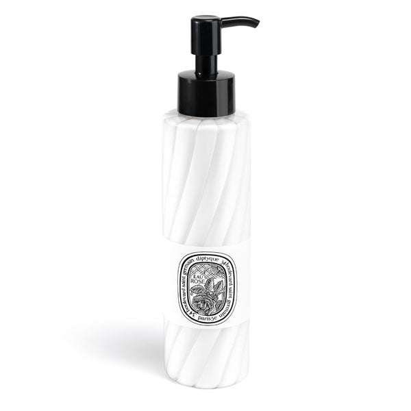 Diptyque - Eau Rose - Hand & Body Lotion in weißer, eleganter Flasche mit schwarzem Pumpspender vor weißem Hintergrund