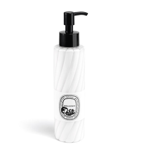 Diptyque - Philosykos - Hand & Body Lotion in eleganter weißer Flasche mit Schwarzem Pumpspender auf hellem Hintergrund