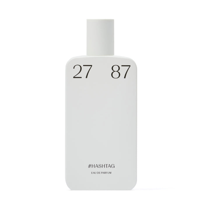 27 87 - #hashtag Parfumflakon in schlichtem, mattem Weiß mit minimalistischer schwarzer Beschriftung vor weißem Hintergrund