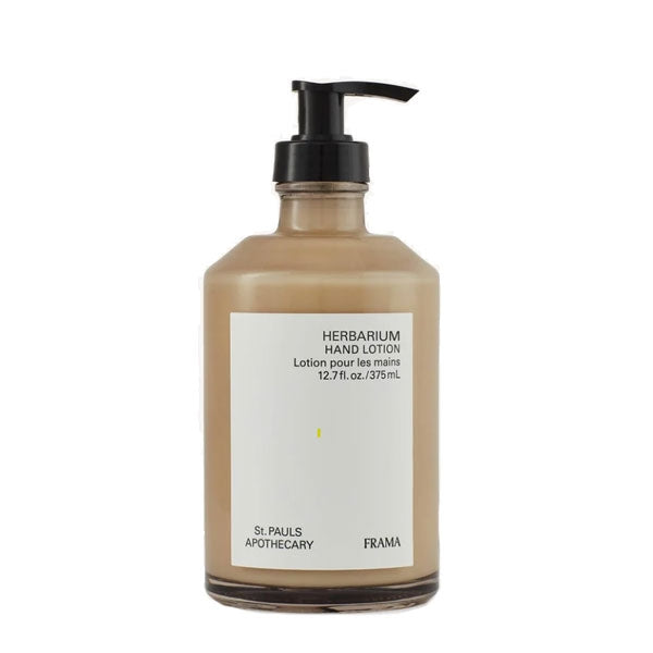 FRAMA - Herbarium - Hand Lotion in transparentem Glasflakon mit schwarzem Pumpspender vor weißem Hintergrund