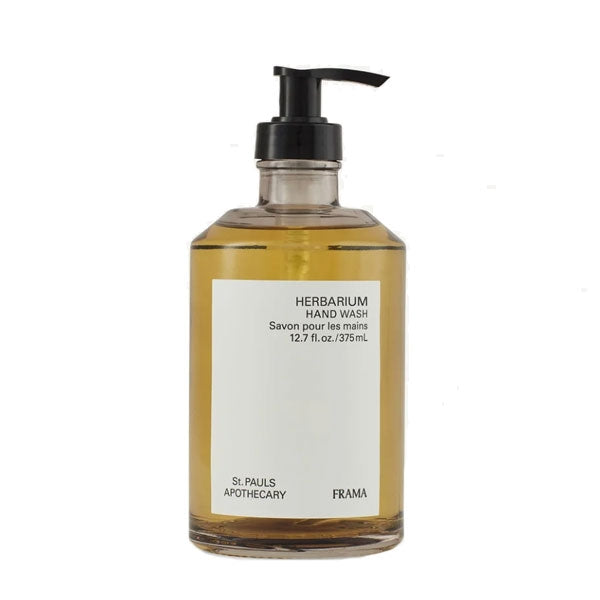 FRAMA - Herbarium - Hand Wash milde Handseife in transparentem Spender mit schwarzem Pumpspender vor weißem Hintergrund