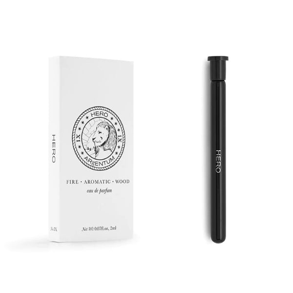 Argentum - Hero - Fire schwarzer Duftstäbchen-Flakon neben weißer Verpackung mit Löwenemblem und klassischem Design