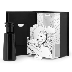 Argentum - Hero - Fire eleganter schwarzer Flakon neben geöffneter Box mit illustrativem Löwenmotiv in Schwarz-Weiß