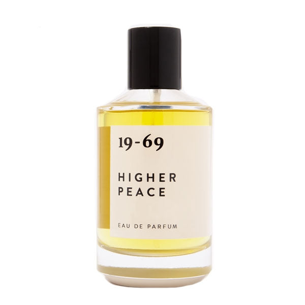 19-69 - Higher Peace Parfümflakon mit gelber Flüssigkeit und schlichtem Label auf klarem Glas vor weißem Hintergrund