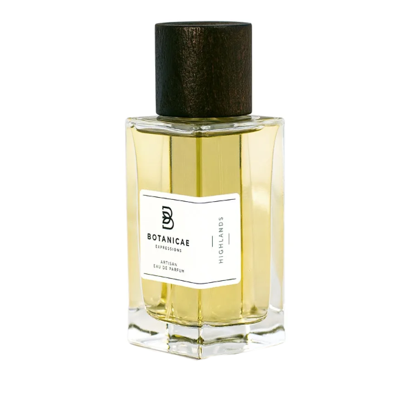 Botanicae - Highlands Parfumflakon mit klarem Glas, honigfarbenem Duft und dunklem Holzverschluss vor hellem Hintergrund