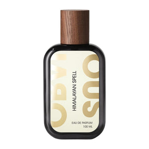 Obvious - Himalayan Spell Parfumflakon mit schwarzem Glas und Holzkappe vor weißem Hintergrund