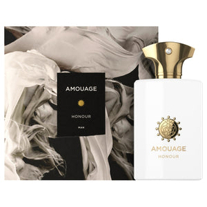 Amouage - Honour Man Parfumflakon in Weiß mit goldfarbenem Verschluss und elegantem Markenemblem vor Stoffhintergrund