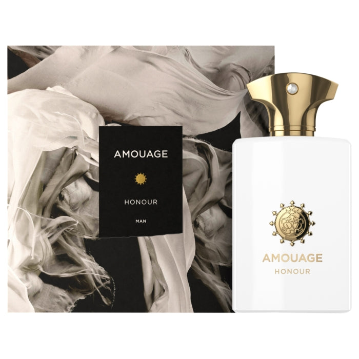 Amouage - Honour Man Parfumflakon in Weiß mit goldfarbenem Verschluss und elegantem Markenemblem vor Stoffhintergrund