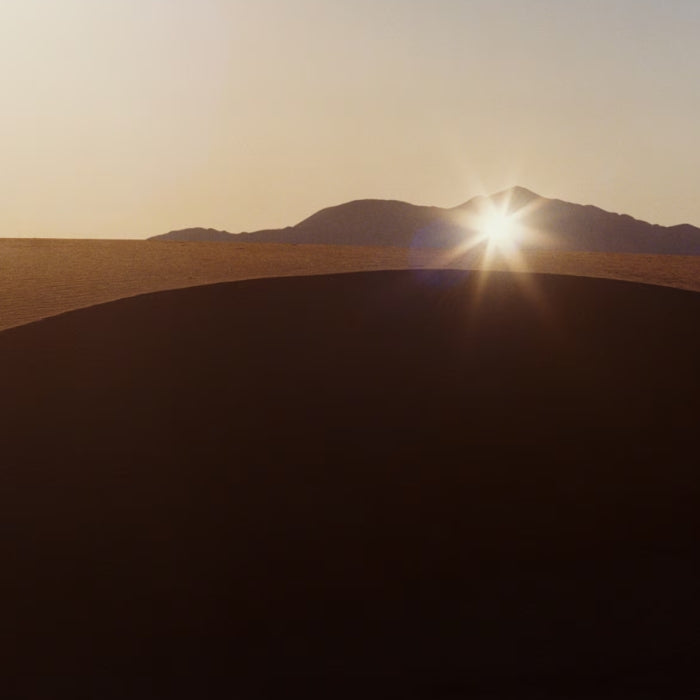 Frédéric Malle - Hope symbolisiert das Aufgehen der Sonne über einer Dünenlandschaft in warmer Morgenstimmung