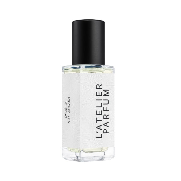 L'Atelier Parfum - Opus 3 - Hot Splash transparenter Flakon mit weißem Etikett und schwarzem Verschluss vor weißem Hintergrund