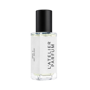 L'Atelier Parfum - Opus 3 - Hot Splash transparenter Flakon mit weißem Etikett und schwarzem Verschluss vor weißem Hintergrund