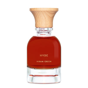 Hiram Green - Hyde Parfumflakon mit dunkelrotem Duft und elegantem Holzverschluss vor weißem Hintergrund