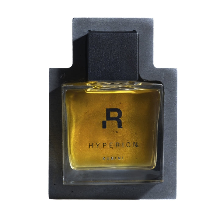 Rubini - Hyperion Parfumflakon mit quadratischem schwarzem Verschluss und warm goldenem Inhalt auf dunklem Untergrund