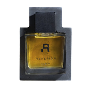 Rubini - Hyperion Parfumflakon mit quadratischem schwarzem Verschluss und warm goldenem Inhalt auf dunklem Untergrund