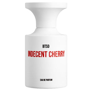 BORNTOSTANDOUT - Indecent Cherry Flakon in modernem Weiß mit roter Schrift auf klarem, weißem Hintergrund