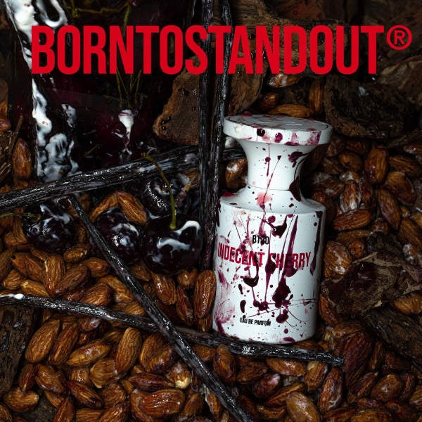 BORNTOSTANDOUT - Indecent Cherry Flakon mit purpurnen Kirschen, Mandeln und Vanilleschoten vor dunklem Hintergrund