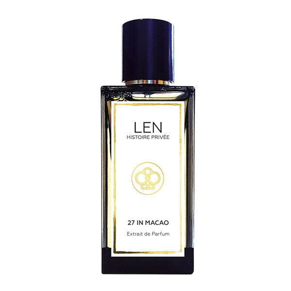 LEN - Histoire Privée - 27 in Macao Parfumflakon mit klarer Linienführung und goldverziertem Etikett auf weißem Hintergrund