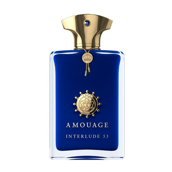 Amouage - Interlude 53 Man Parfumflakon in tiefblauem Glas mit goldenem Verschluss vor weißem Hintergrund