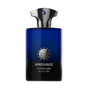 Amouage - Interlude Black Iris Man Parfumflakon in tiefem Blau mit silbernem Verschluss und Markenlogo frontal sichtbar