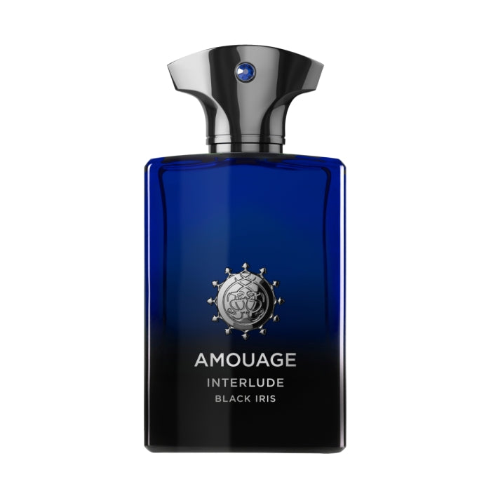 Amouage - Interlude Black Iris Man Parfumflakon in tiefem Blau mit silbernem Verschluss und Markenlogo frontal sichtbar