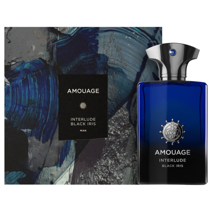 Amouage - Interlude Black Iris Man eleganter dunkelblauer Flakon mit silberner Kappe vor abstraktem Hintergrund
