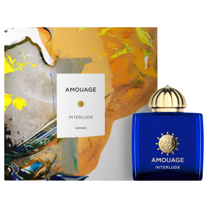Amouage - Interlude Woman kobaltblauer Flakon mit goldenem, gewölbtem Verschluss vor farbenfrohem abstraktem Hintergrund