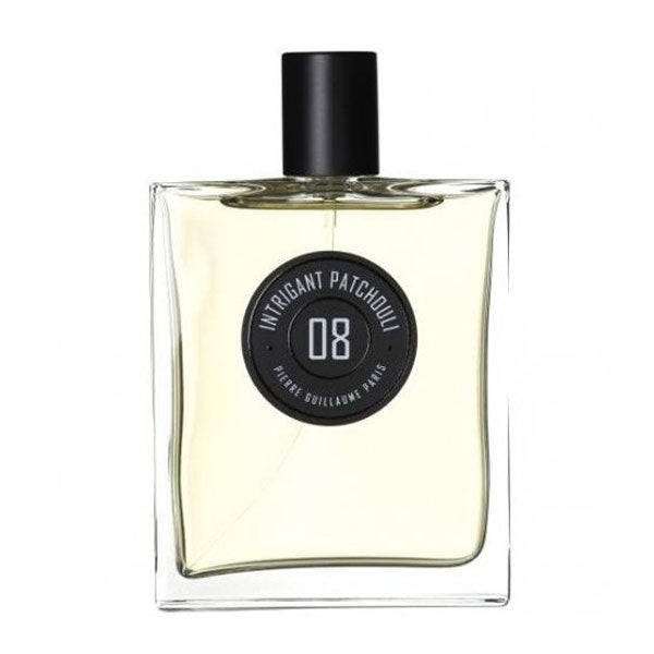 Pierre Guillaume - Intrigant Patchouli No.8 Parfumflakon mit klarem Glas und schwarzem rundem Etikett vor weißem Hintergrund