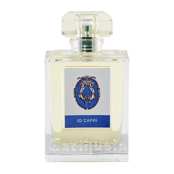 Carthusia - Io Capri Parfumflakon in klarer Glasoptik mit blauem Label und facettiertem Verschluss vor weißem Hintergrund