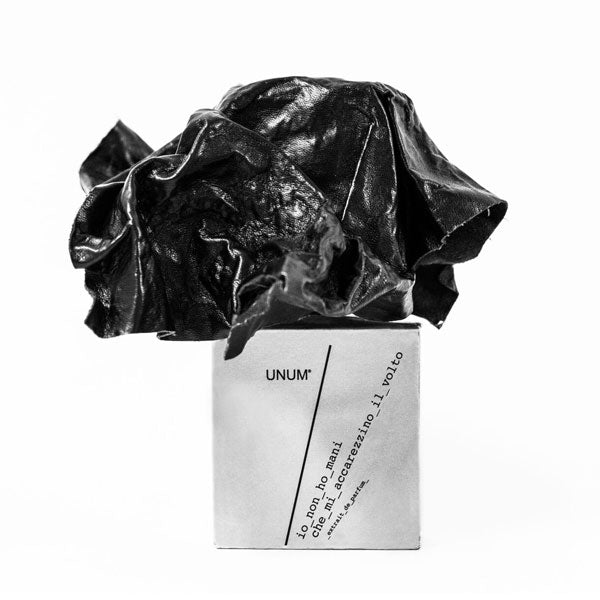 Filippo Sorcinelli - Unum - io non ho mani che mi accarezzino il volto mit schwarzem Papier und minimalistischem Design in Schwarz-Weiß