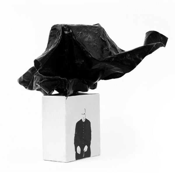 Filippo Sorcinelli - Unum - io non ho mani che mi accarezzino il volto in minimalistischem Schwarzweiß mit dynamischem Stoffdetail