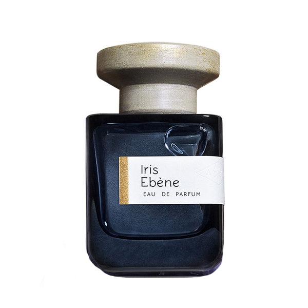Atelier Materi - Iris Ebène Parfumflakon in Dunkelblau mit breitem hellem Naturkorkverschluss vor weißem Hintergrund