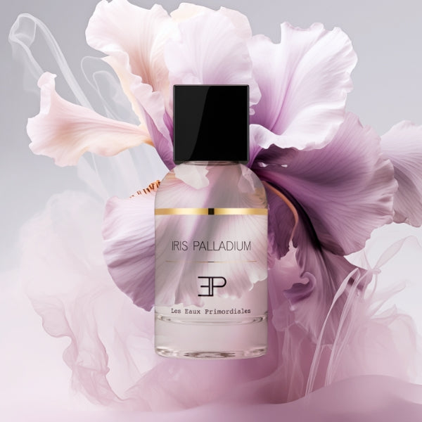 Les Eaux Primordiales - Iris Palladium Parfumflakon vor zart-lila Irisblüte mit elegantem schwarzem Verschluss