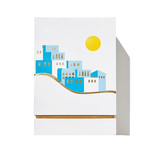 Roja Parfums - Isola Blu zeigt stilvolle Verpackung mit mediterran inspiriertem Gebäudedesign und leuchtender Sonne