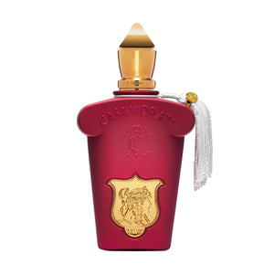 Xerjoff - Casamorati 1888 - Italica Flakon in tiefrot mit goldenem Wappen und edlem Verschluss vor weißem Hintergrund